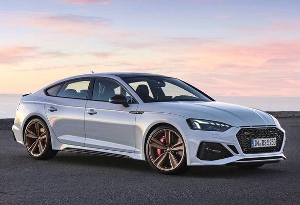 Perfil elegante del Audi RS5 Sportback con llantas de diseño exclusivo. Perfil elegante del Audi RS5 Sportback con llantas de diseño exclusivo.