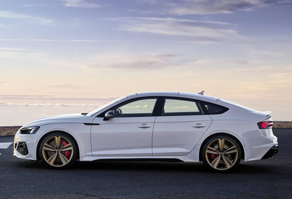Perfil lateral del Audi RS5 Sportback, mostrando su diseño aerodinámico.