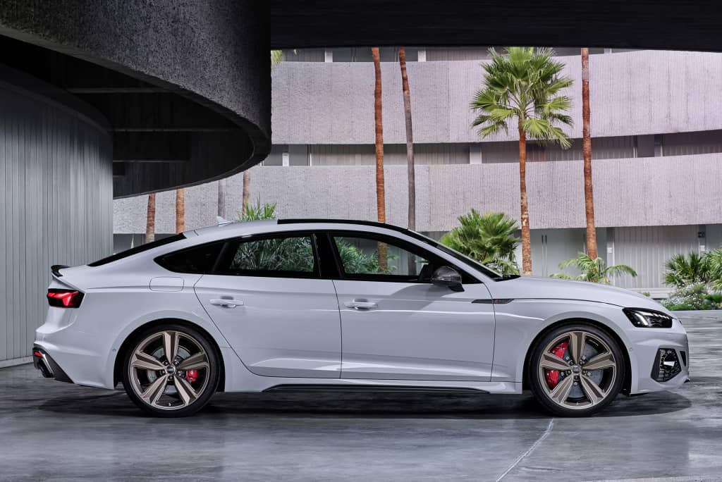 La silueta del Audi RS5 Sportback capturada en un entorno urbano.