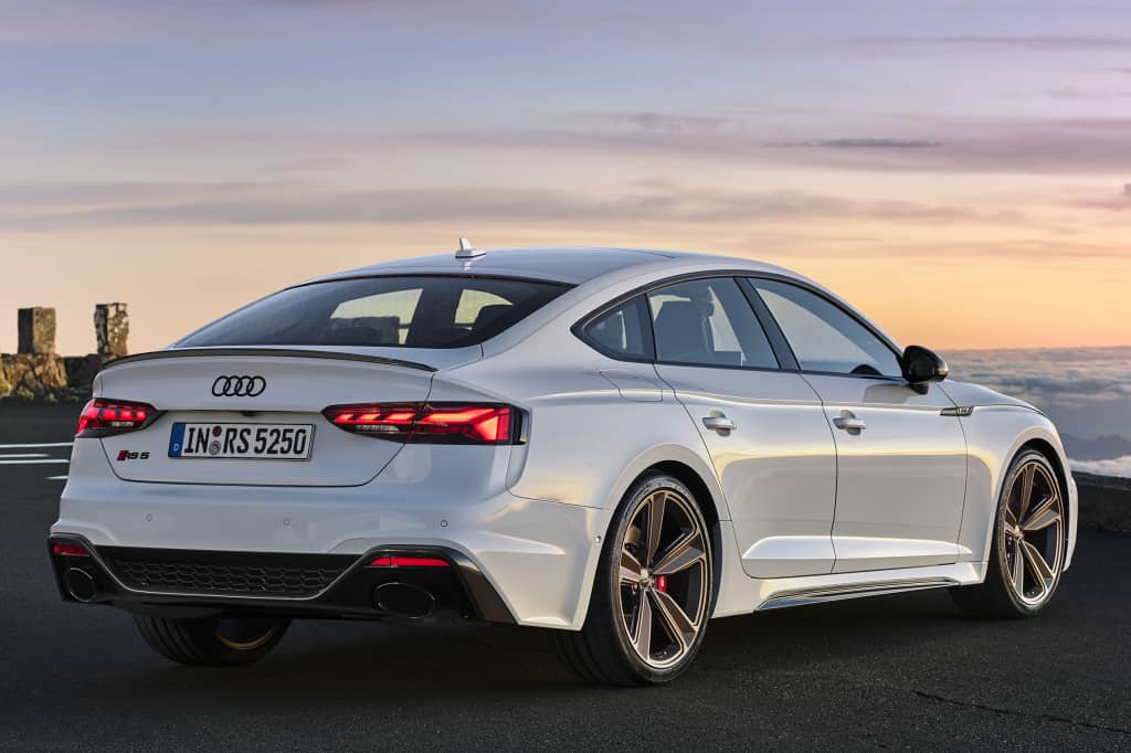 Vista trasera y lateral que destaca el diseño de la zaga del RS5 Sportback.