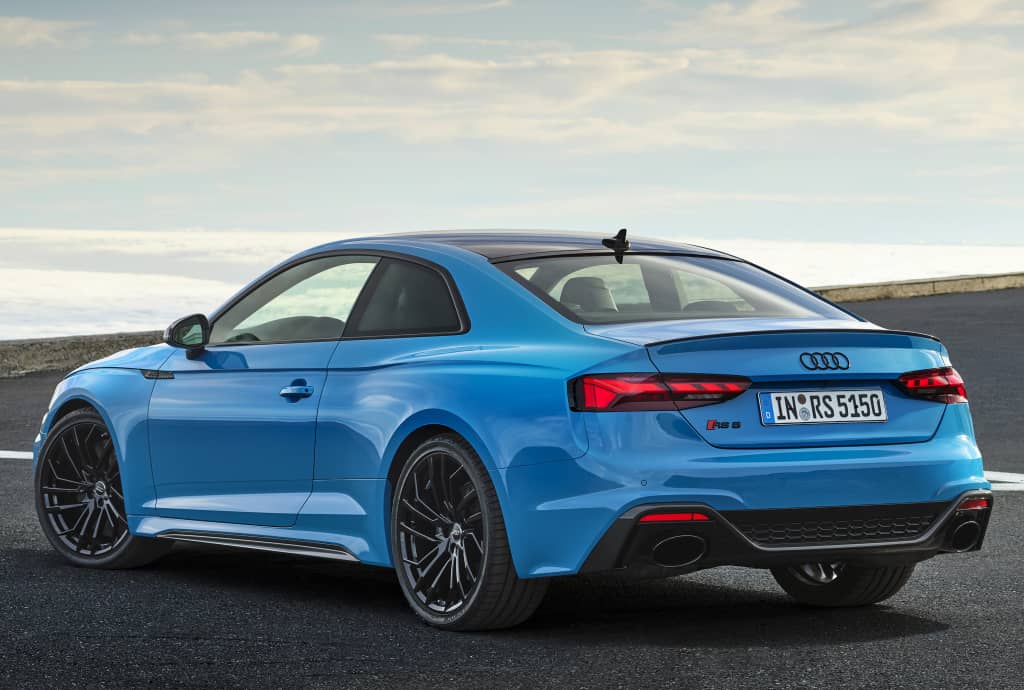 Imagen del Audi RS5 destacando el diseño potente de su parte trasera.