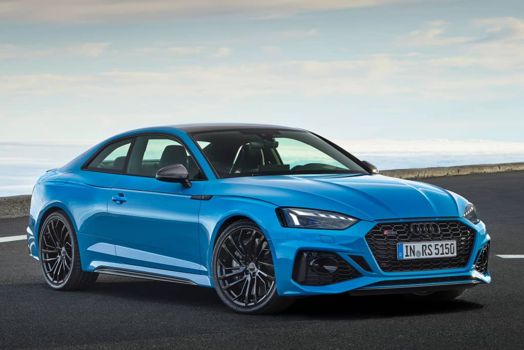 Vista frontal del Audi RS5 realzando su estética deportiva.