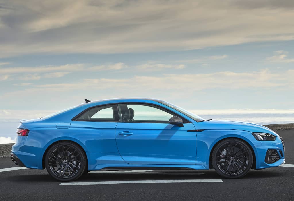 Lado del Audi RS5 combinando deportividad y elegancia.