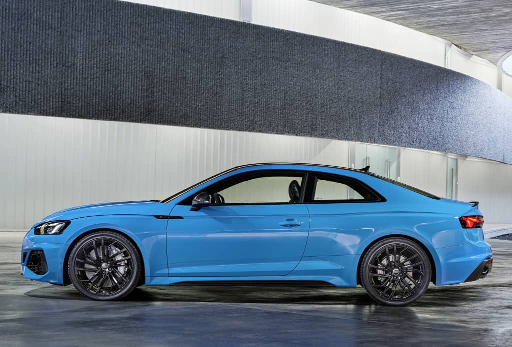 Perfil lateral del Audi RS5 destacando sus líneas aerodinámicas.