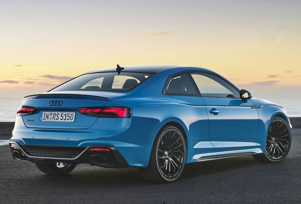 Vista trasera y lateral del Audi RS5 que muestra su dinamismo.