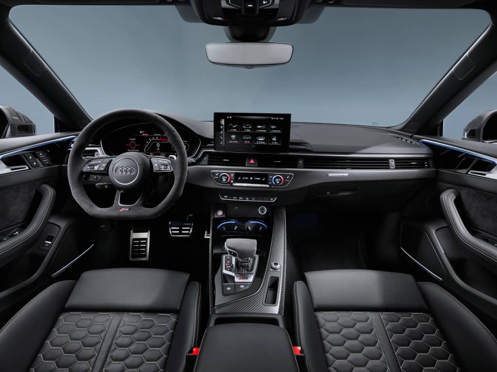 Cabina del Audi RS5 con enfoque en la calidad y ergonomía.