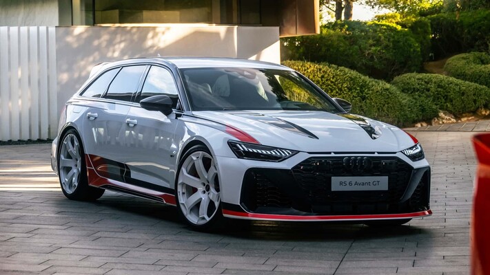 Vista del perfil delantero del Audi RS6 Avant con su diseño deportivo.