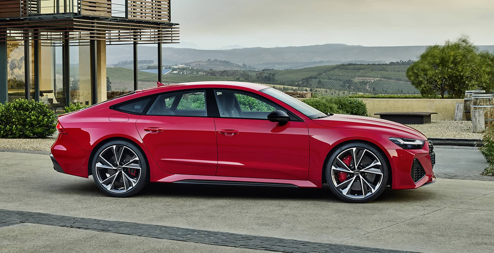 Perfil lateral del Audi RS7 Sportback evidenciando sus líneas aerodinámicas.