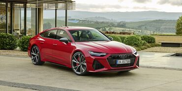 Audi RS7 Sportback en rojo, vista delantera destacando su diseño agresivo. Audi RS7 Sportback en rojo, vista delantera destacando su diseño agresivo.