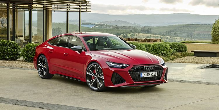 Audi RS7 Sportback en rojo, vista delantera destacando su diseño agresivo.