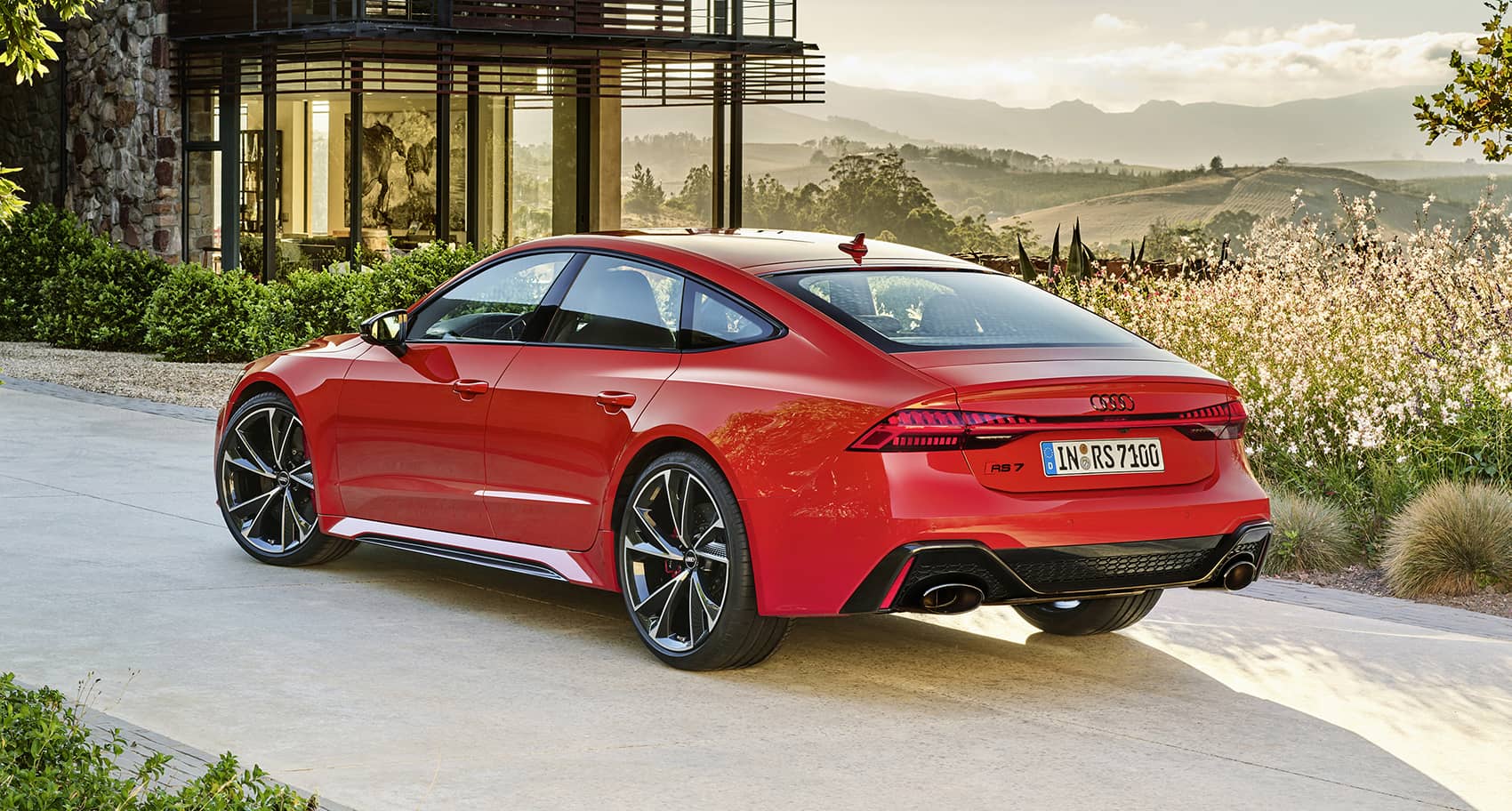 Imagen de la parte trasera del Audi RS7 Sportback, resaltando sus luces y difusor.