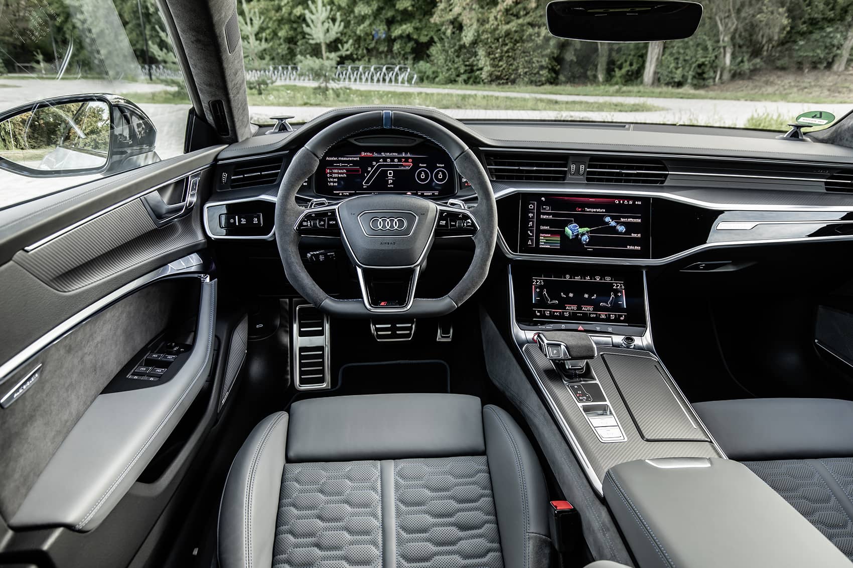 Vista frontal del lujoso interior del Audi RS7, con asientos deportivos.