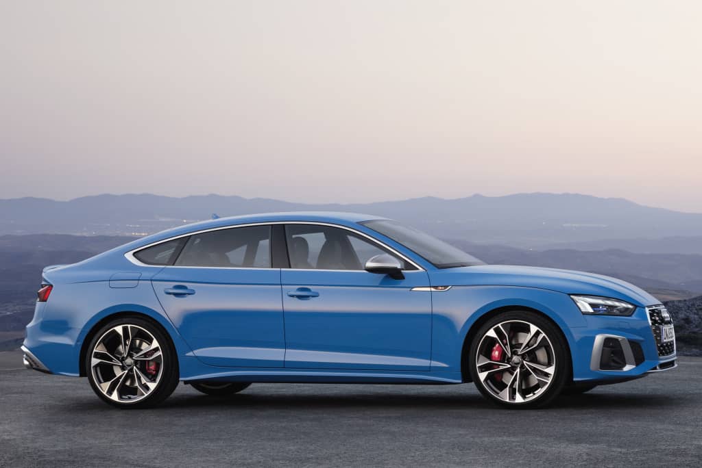 Perfil lateral del Audi S5 Sportback que muestra sus líneas aerodinámicas.