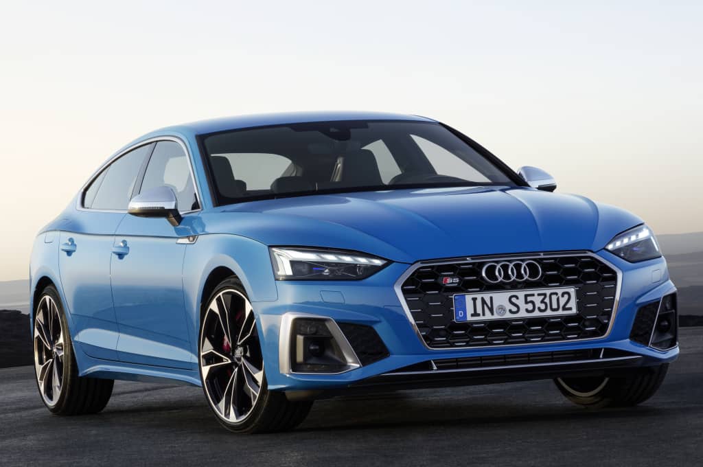 Vista delantera y lateral del Audi S5 Sportback en color azul.