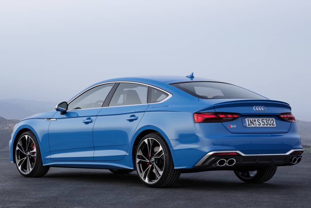 Vista trasera lateral del Audi S5 Sportback, enfatiza su deportividad.