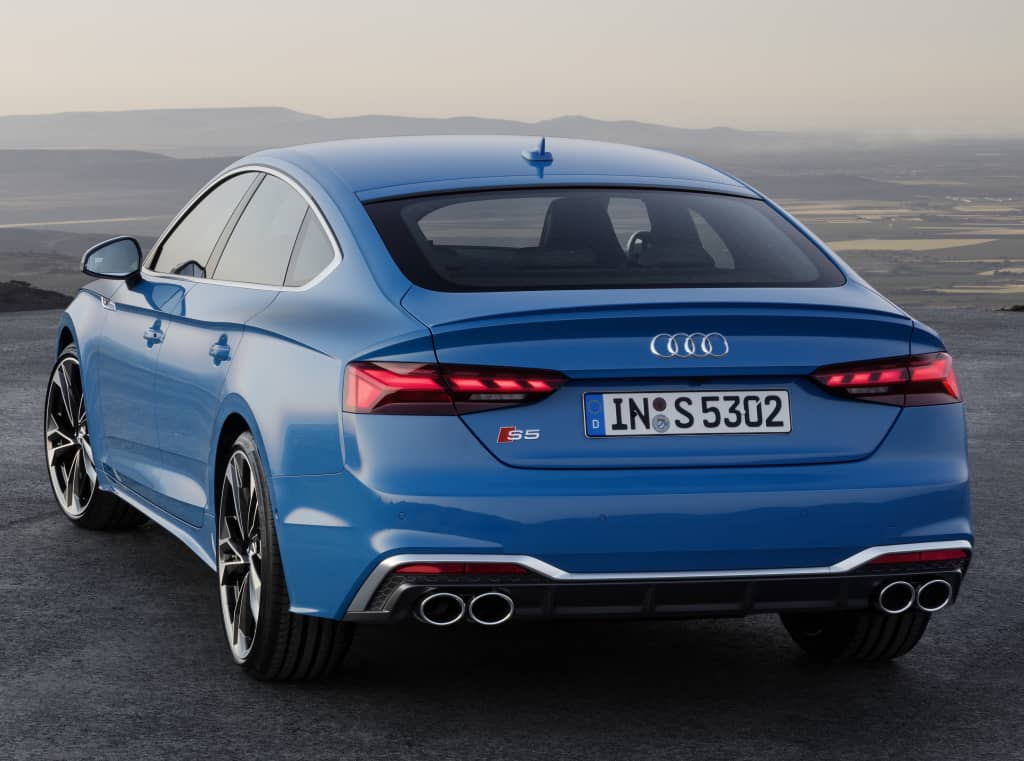 Imagen trasera destacando los escapes y diseño de luces del Audi S5.