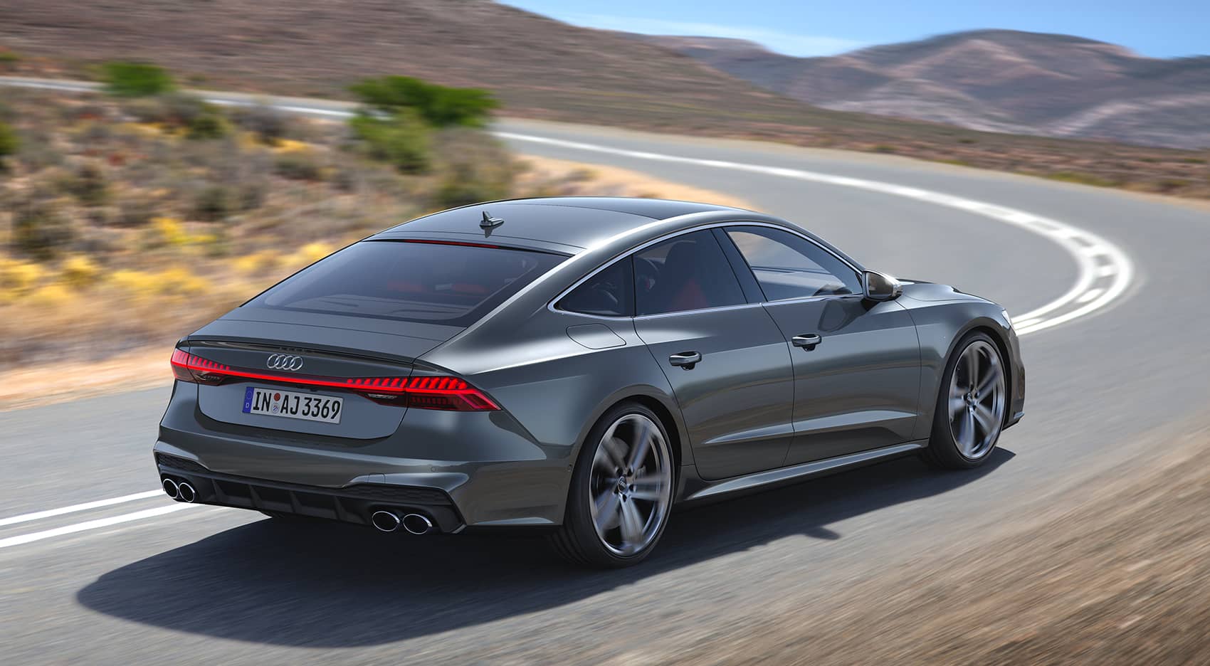 Vista trasera del Audi S7 muestra su diseño aerodinámico y salida de escape cuádruple.