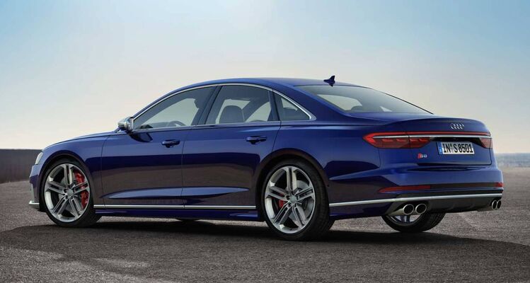 Vista trasera y lateral del Audi S8 demostrando su diseño y deportividad. Vista trasera y lateral del Audi S8 demostrando su diseño y deportividad.