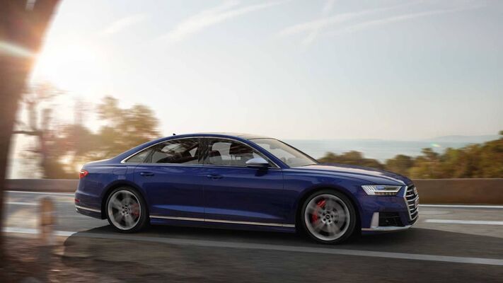 Lado del Audi S8 en movimiento, mostrando su silueta deportiva. Lado del Audi S8 en movimiento, mostrando su silueta deportiva.