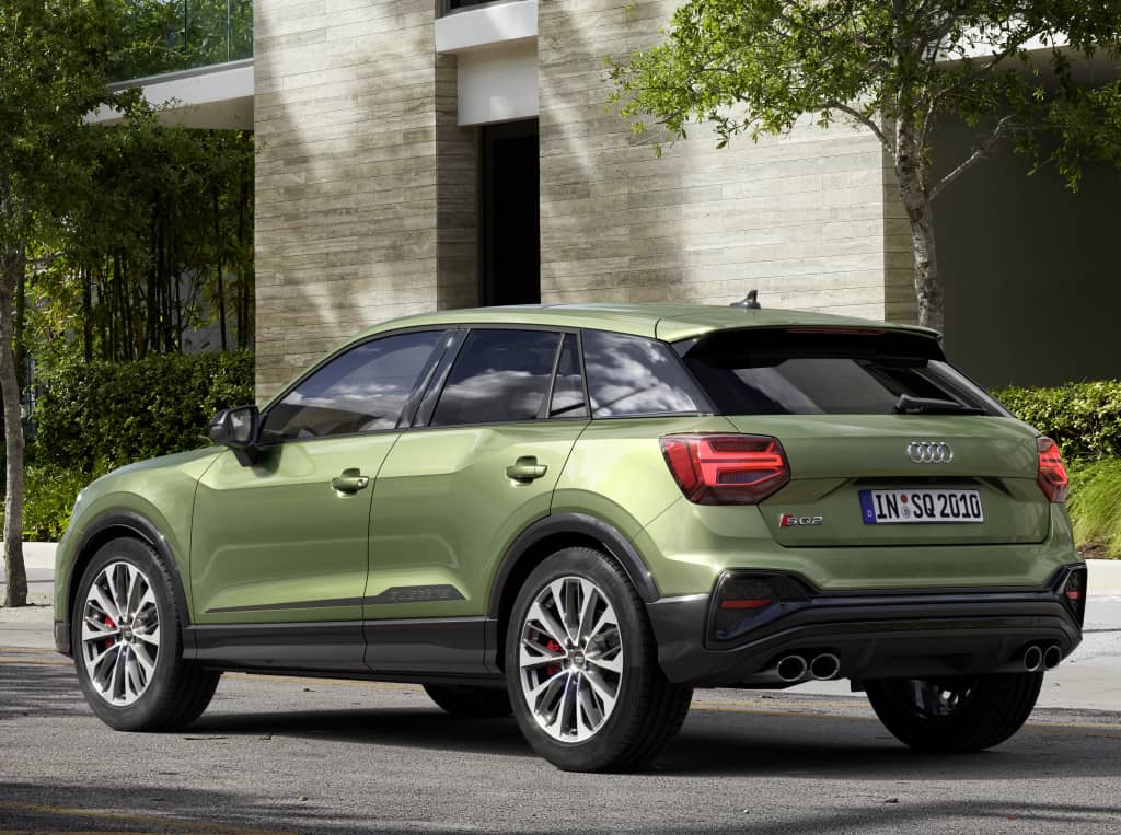 Perfil trasero del Audi SQ2 resaltando su diseño y escape cuádruple.