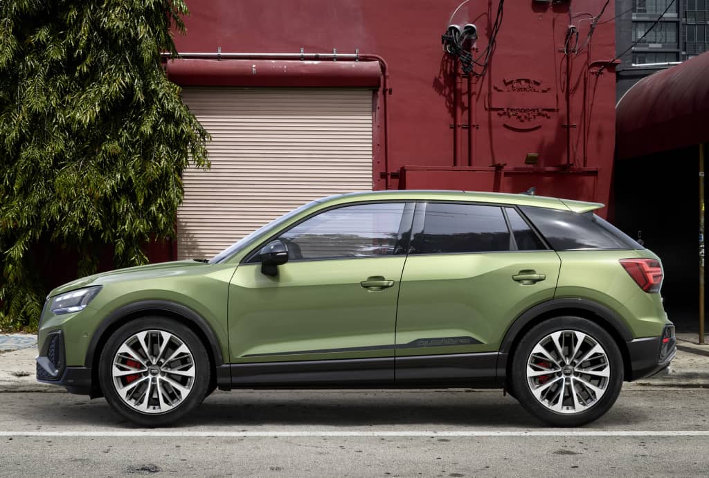 Vista lateral del Audi SQ2 mostrando líneas deportivas y perfil de carrocería.