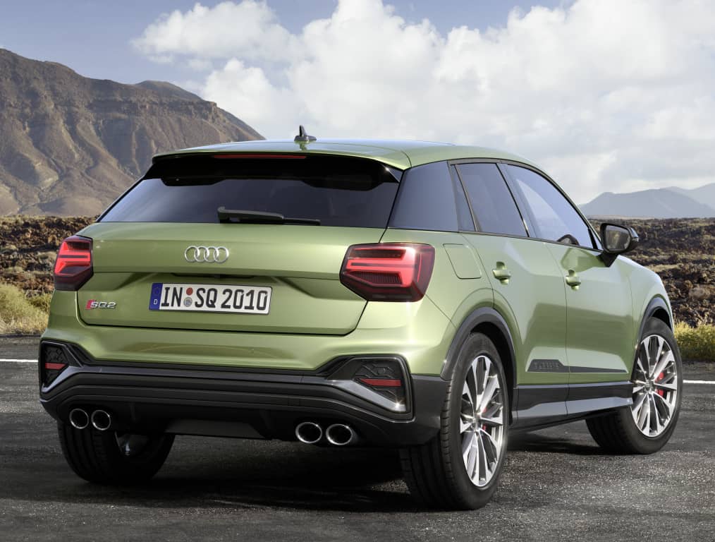 Vista completa de la trasera del Audi SQ2, destacando faros y diseño de difusor.