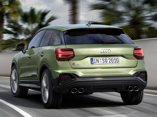Imagen dinámica de la trasera y lateral del Audi SQ2 en movimiento. Imagen dinámica de la trasera y lateral del Audi SQ2 en movimiento.