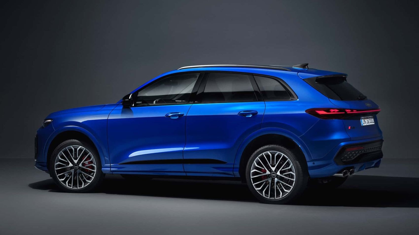 Perspectiva del interior mostrando tecnología avanzada y acabados de lujo.