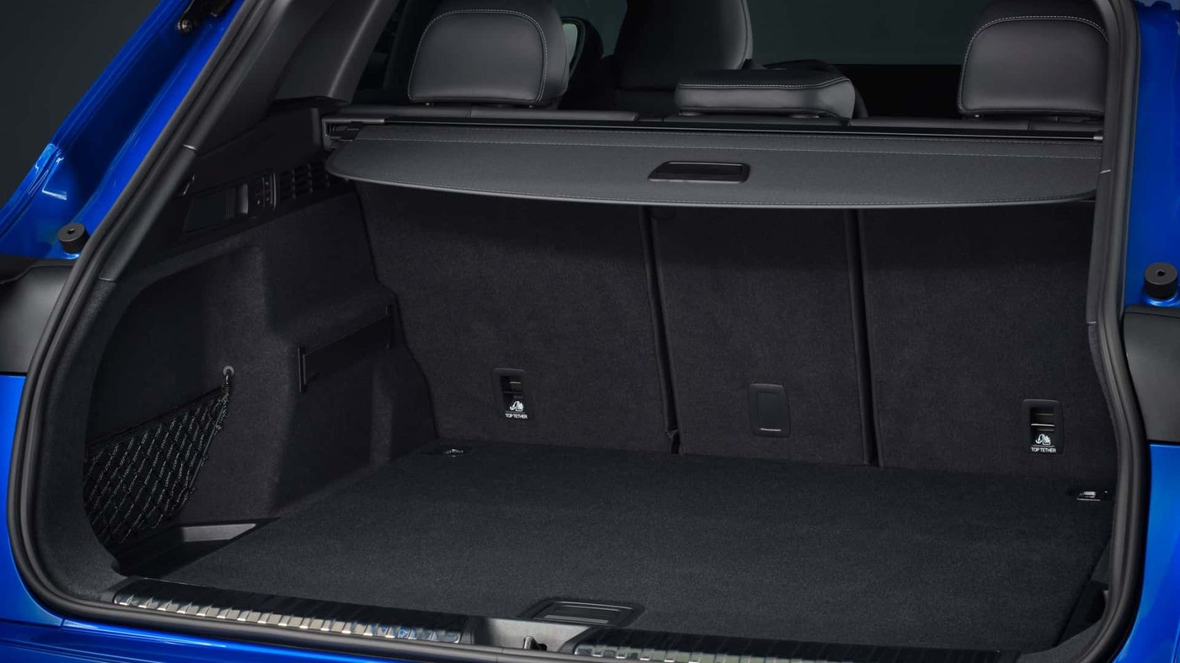 Audi SQ5 en movimiento, mostrando su diseño deportivo y aerodinámico.