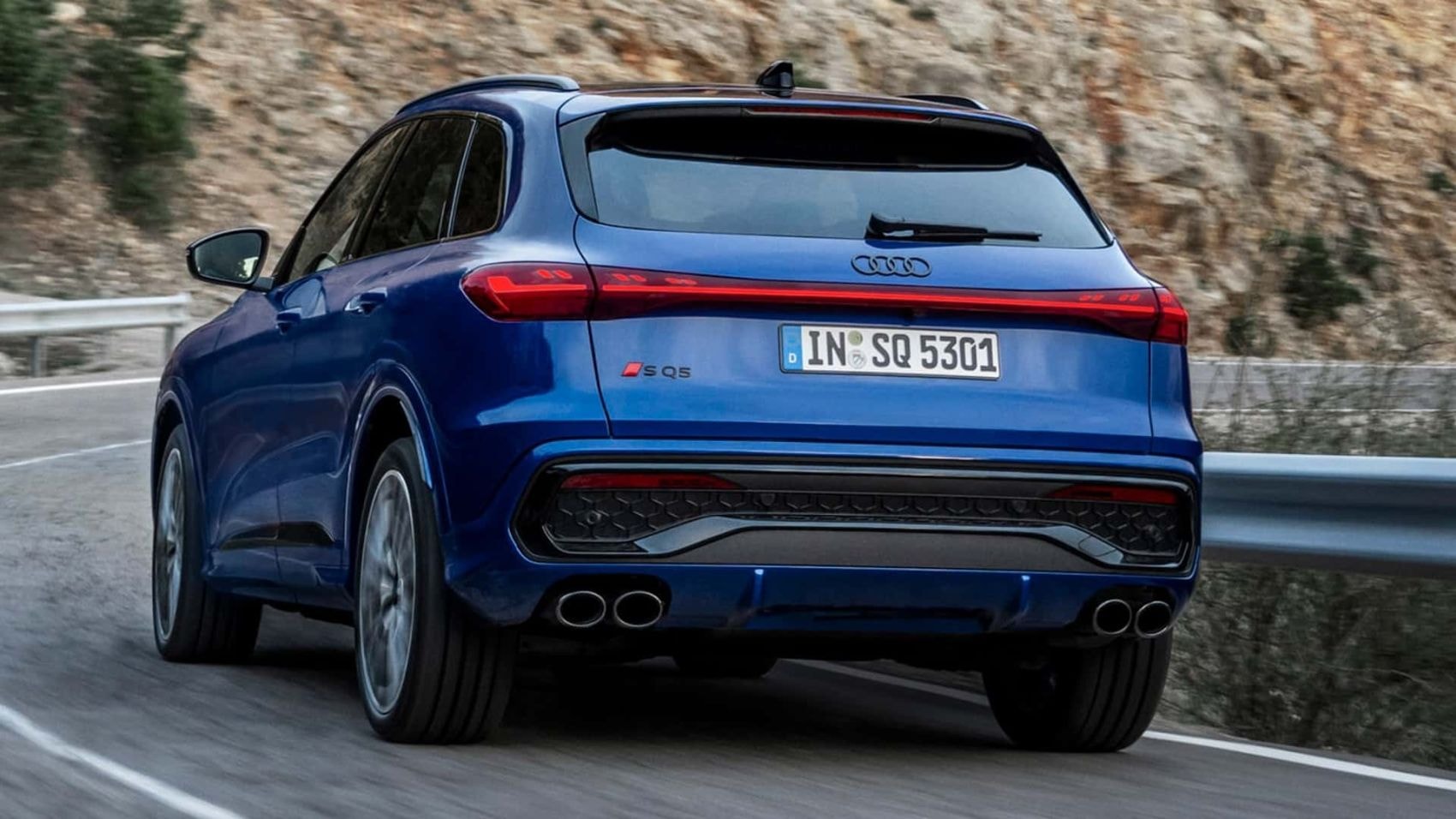 Perfil lateral del Audi SQ5, resaltando su dinamismo y líneas elegantes.