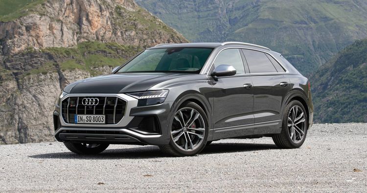 Audi SQ8 estacionado, destacando su robusta parrilla y faros LED.