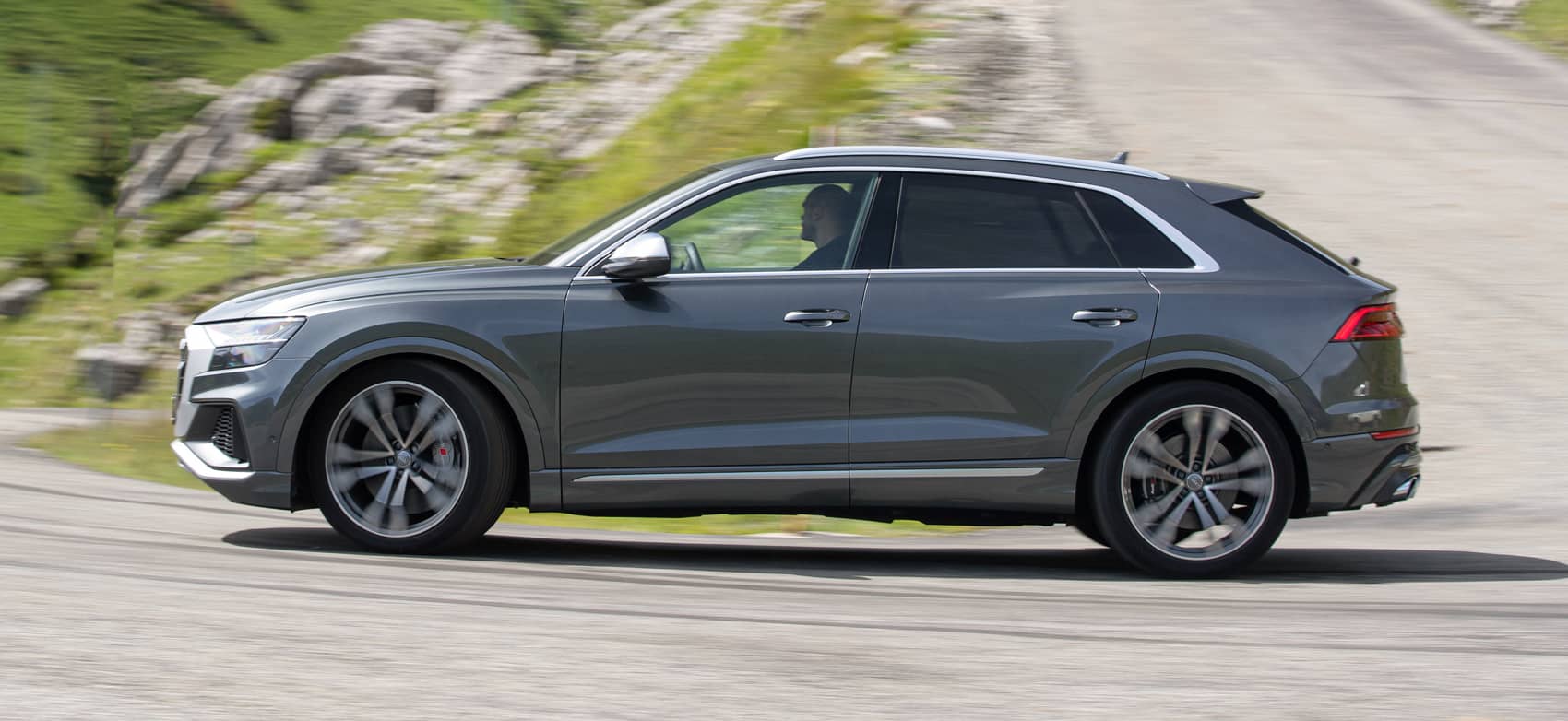 Perfil lateral del Audi SQ8 en carretera, subrayando su elegancia y deportividad.