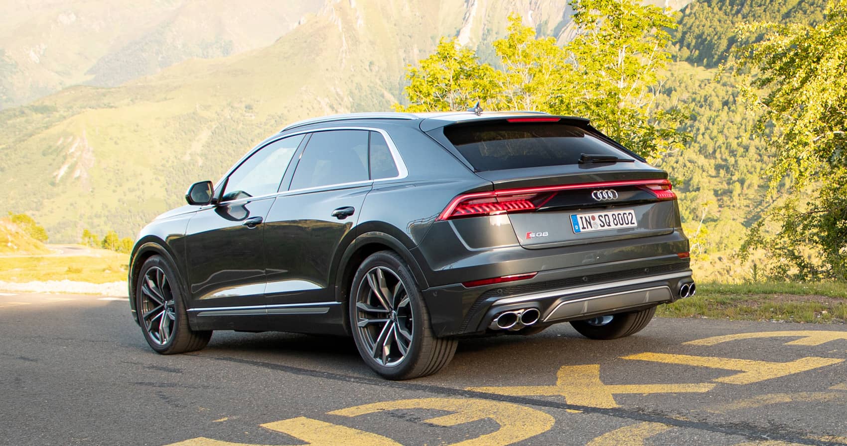 Vista angular trasera del Audi SQ8, mostrando difusor y sistema de escape cuádruple.