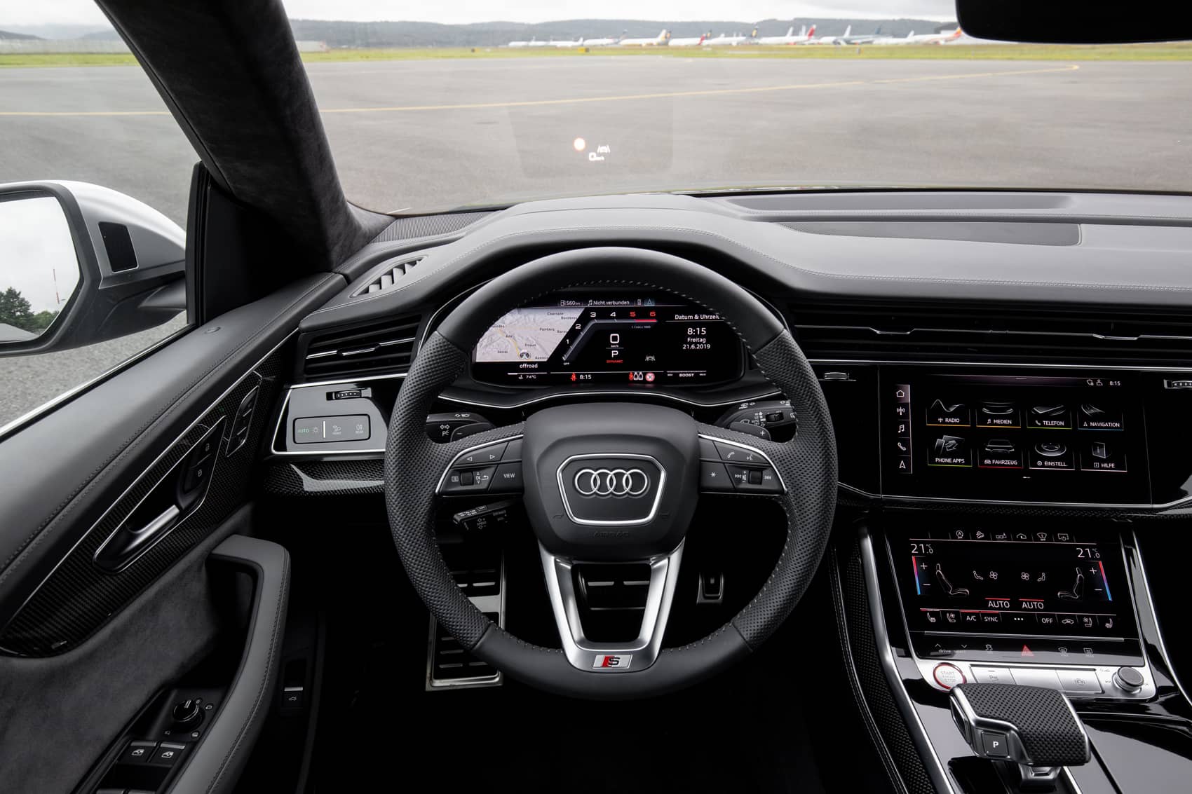 Volante y panel de instrumentos digitales del Audi SQ8, tecnología de vanguardia al servicio del conductor.