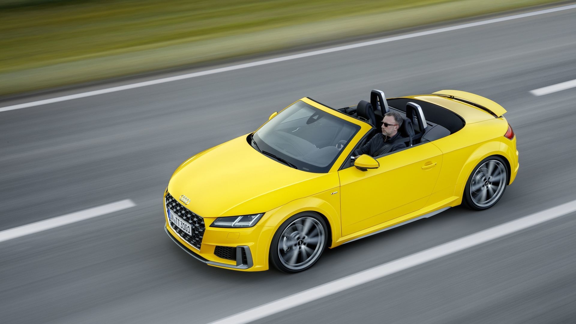 Imagen del Audi TT Roadster descapotable en plena acción.