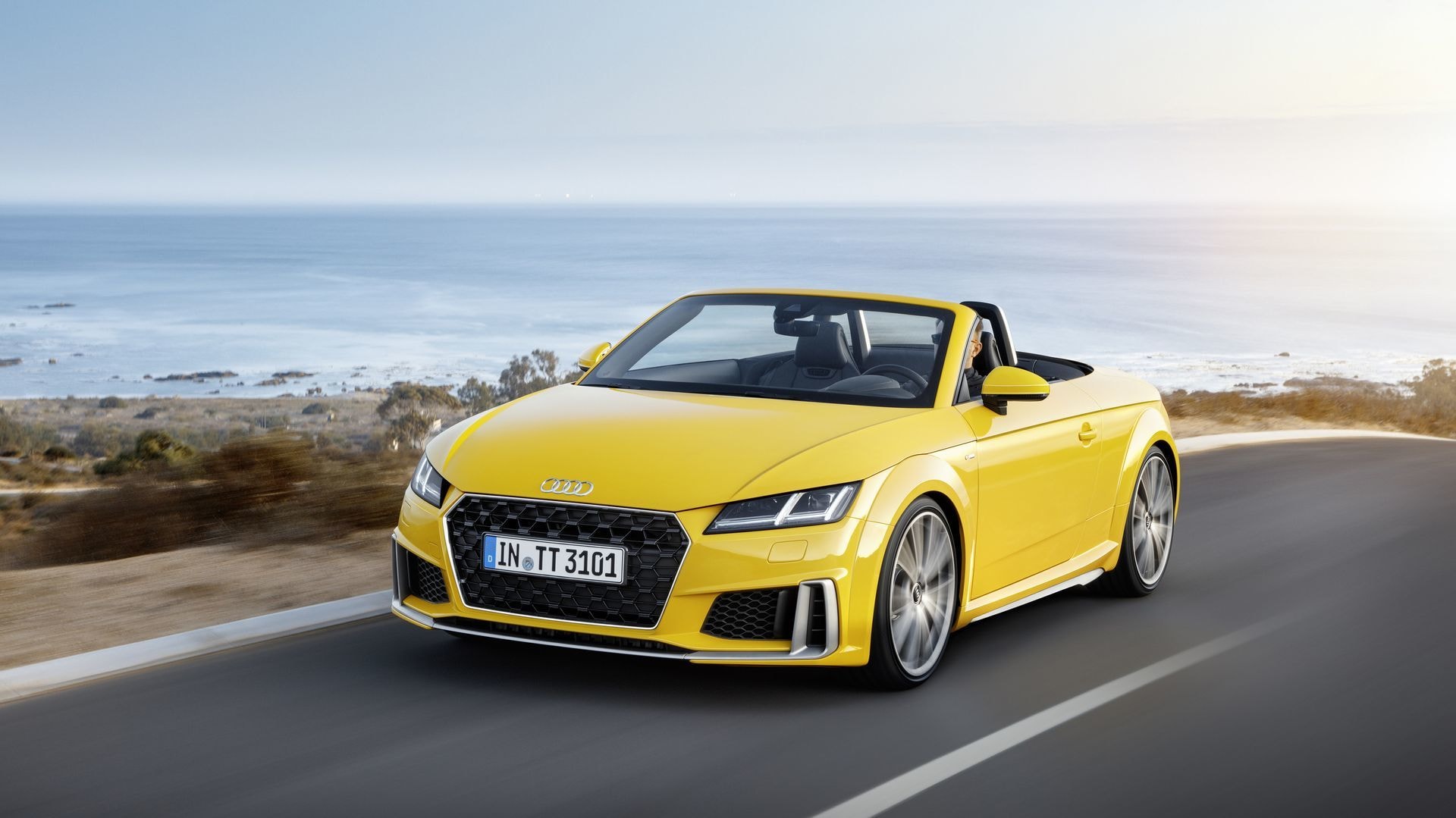 Audi TT Roadster en adelantamiento, combinación de deportividad y elegancia.
