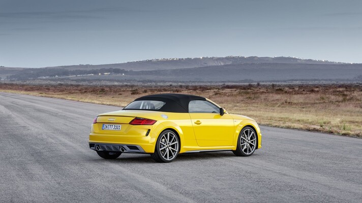Vista lateral del Audi TT Roadster destacando su diseño dinámico. Vista lateral del Audi TT Roadster destacando su diseño dinámico.