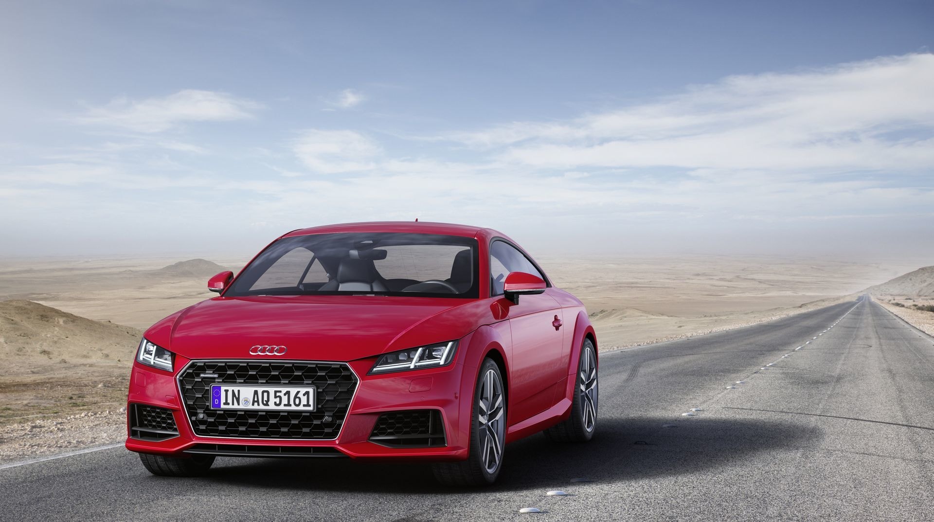 El acabado frontal del Audi TT con su distintiva parrilla Singleframe y diseño agresivo.