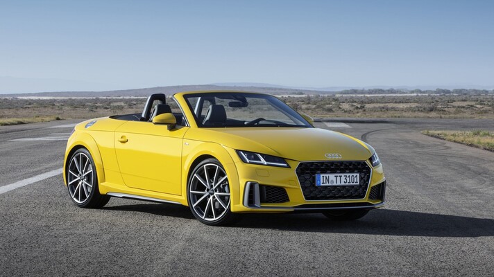 Vista frontal y lateral de un Audi TT Roadster en tonalidad vibrante. Vista frontal y lateral de un Audi TT Roadster en tonalidad vibrante.