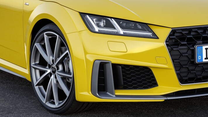 Perspectiva frontal del Audi TT que resalta su agresividad y estética moderna. Perspectiva frontal del Audi TT que resalta su agresividad y estética moderna.