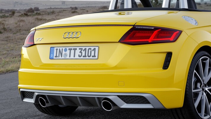 Imagen trasera del Audi TT mostrando las líneas elegantes y faros característicos. Imagen trasera del Audi TT mostrando las líneas elegantes y faros característicos.