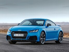 Vista dinámica del Audi TT Coupé en color azul, destacando su diseño deportivo. Vista dinámica del Audi TT Coupé en color azul, destacando su diseño deportivo.