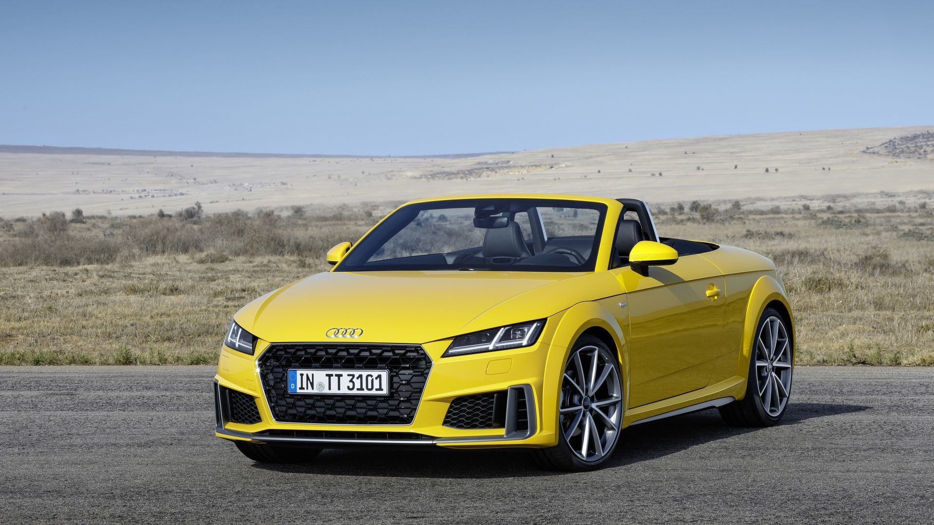 Imagen en ángulo del Audi TT Roadster que captura su perfil deportivo y diseño convertido.