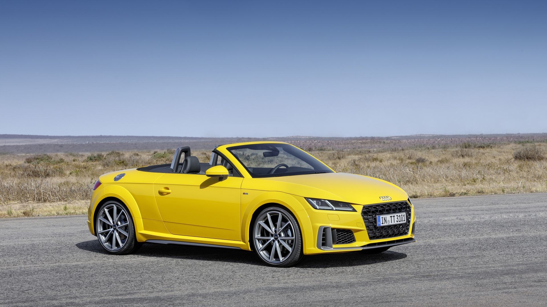 Vista lateral del Audi TT Roadster con la capota bajada, perfecto para disfrutar de una conducción al aire libre.