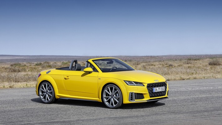 Vista lateral del Audi TT Roadster con la capota bajada, perfecto para disfrutar de una conducción al aire libre. Vista lateral del Audi TT Roadster con la capota bajada, perfecto para disfrutar de una conducción al aire libre.