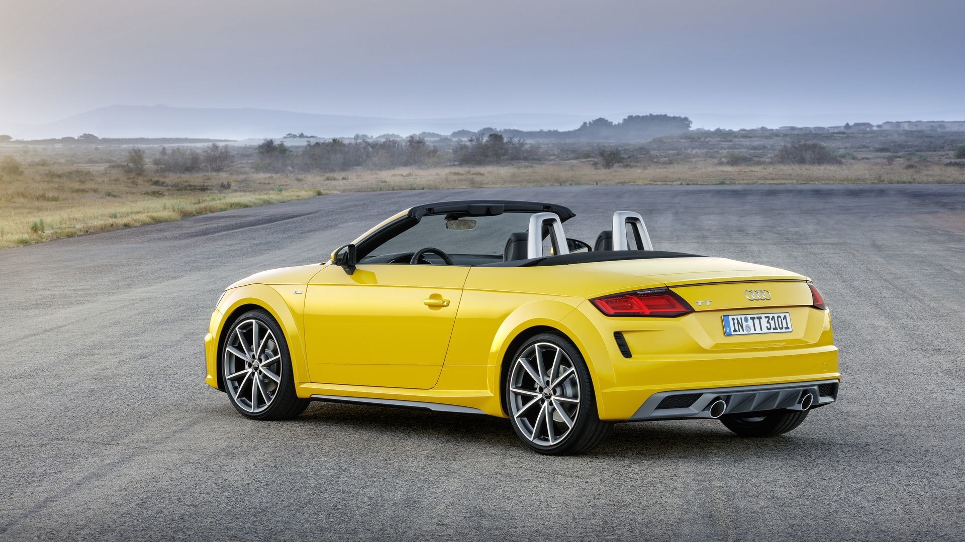 Ángulo trasero del Audi TT Roadster que muestra un diseño armonioso y deportivo.