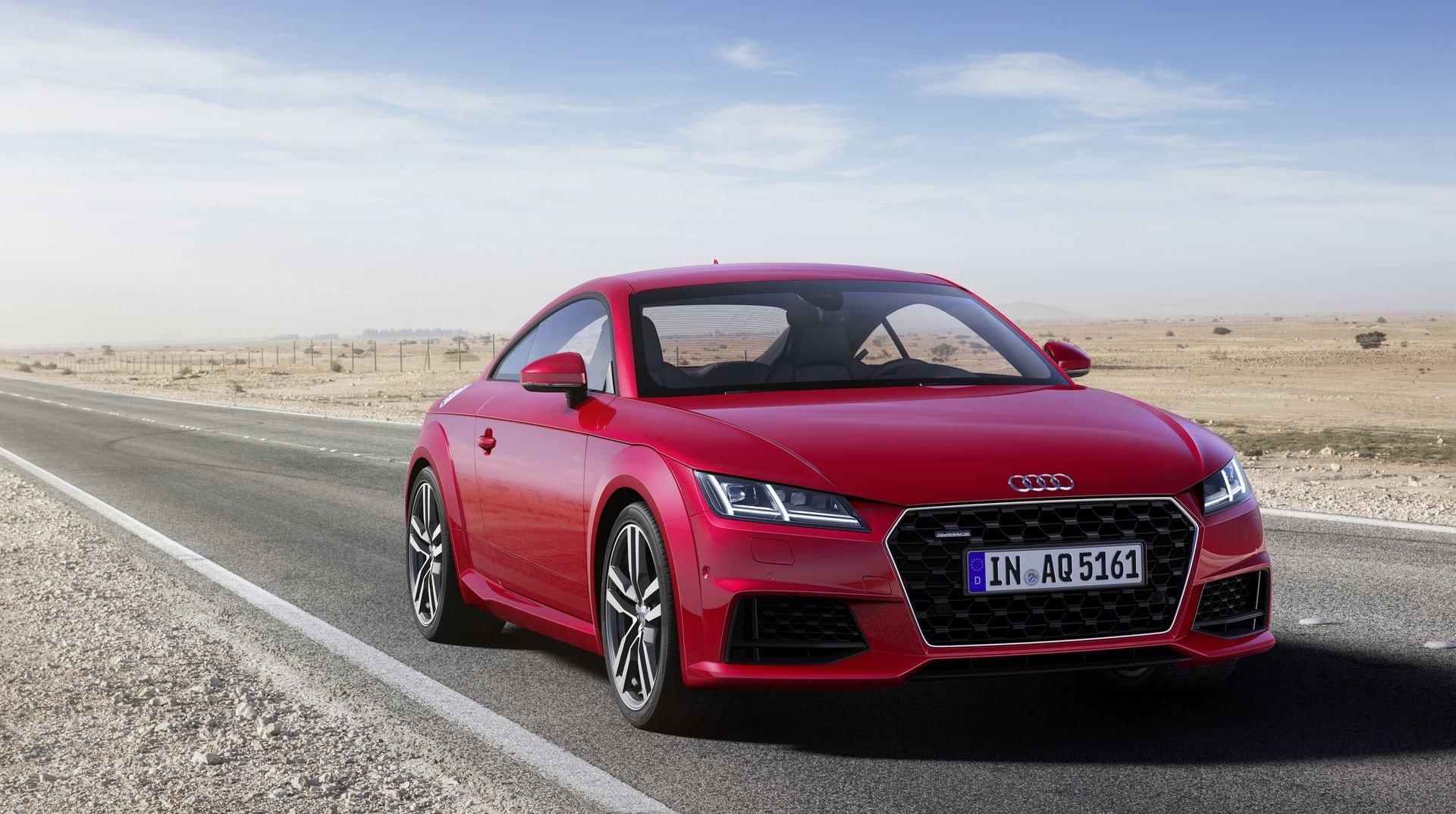 Vista delantera del Audi TT, mostrando su icónico diseño y faros.