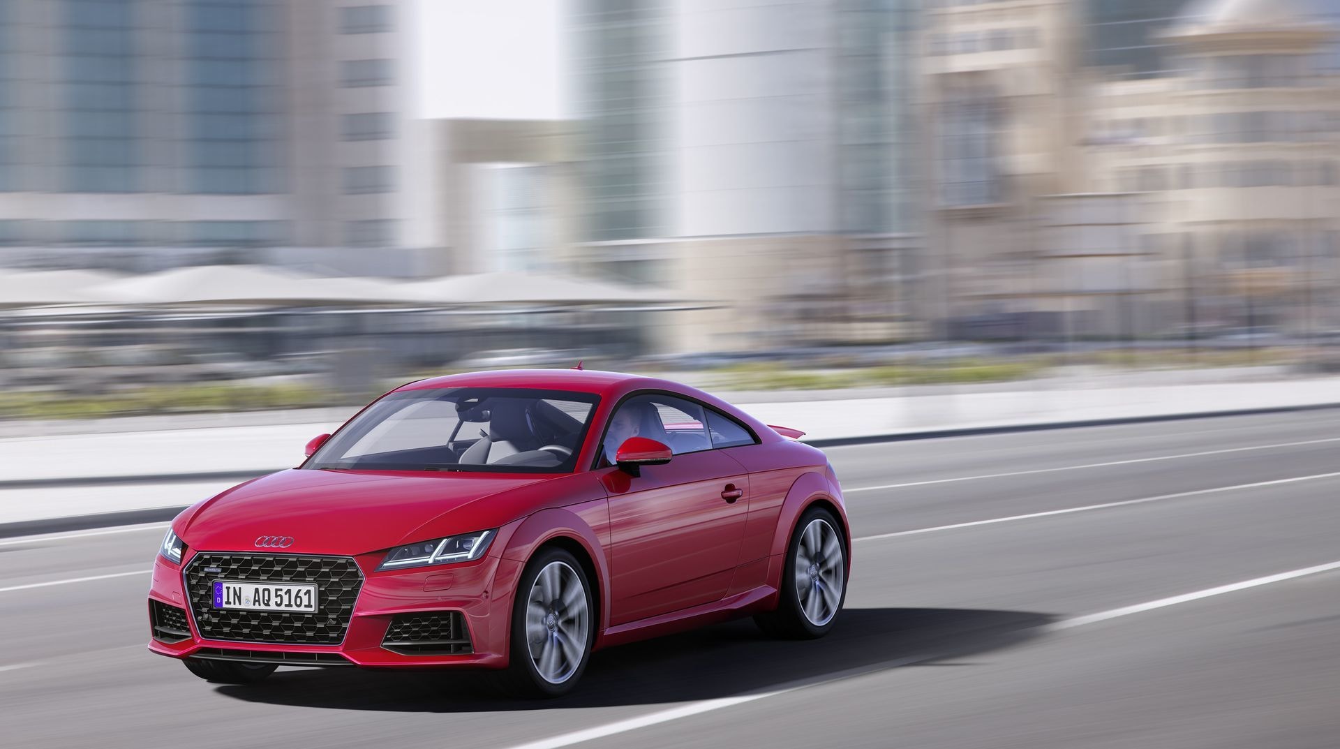 Perfil del Audi TT en movimiento que evidencia su diseño fluido y deportivo.