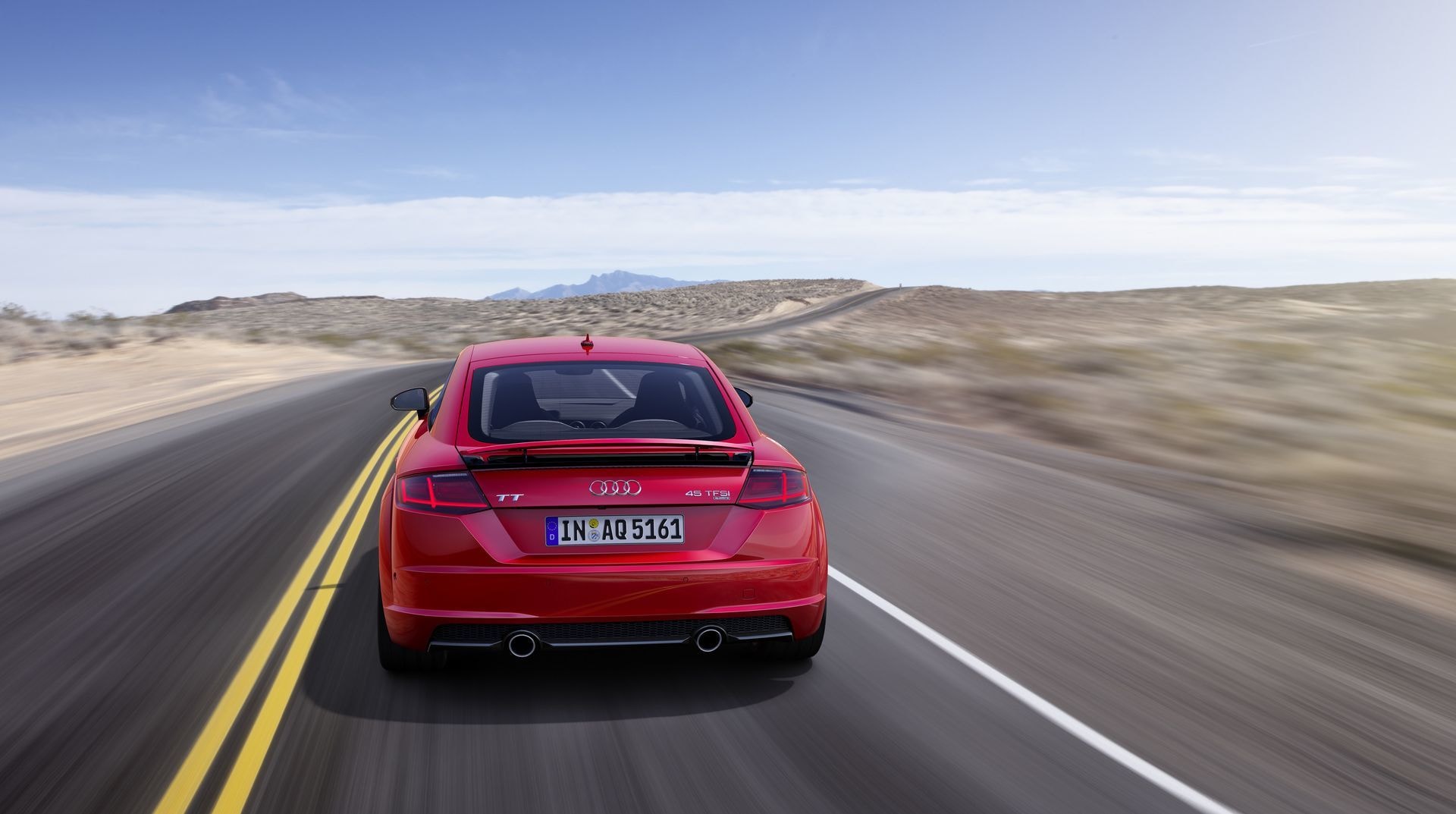 La trasera del Audi TT muestra su diseño distintivo y alerón integrado.
