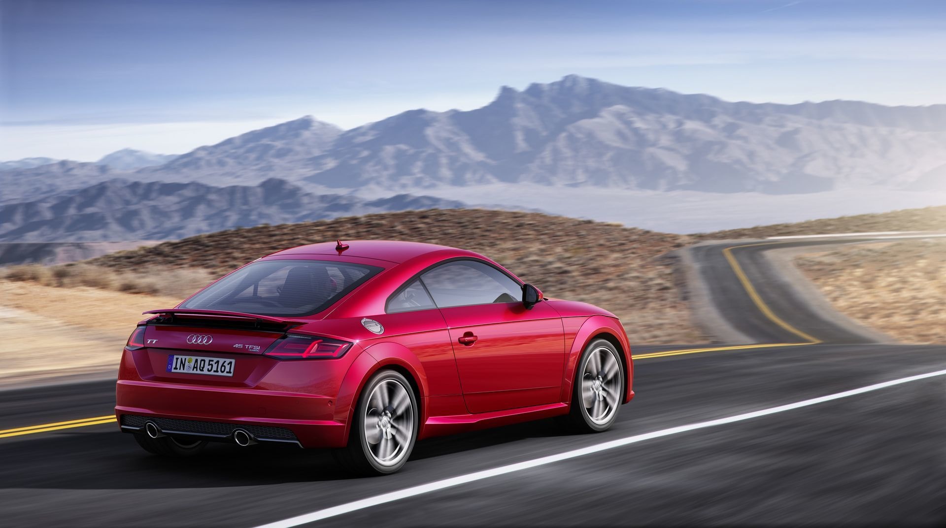 Imagen que captura la silueta deportiva y el diseño trasero del Audi TT.